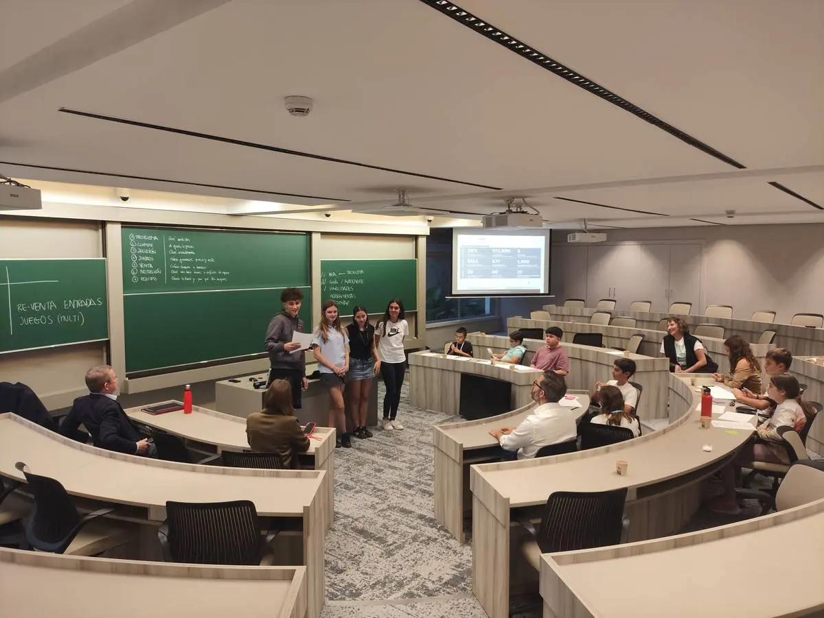 Jóvenes presentando proyectos en IESE Business School
