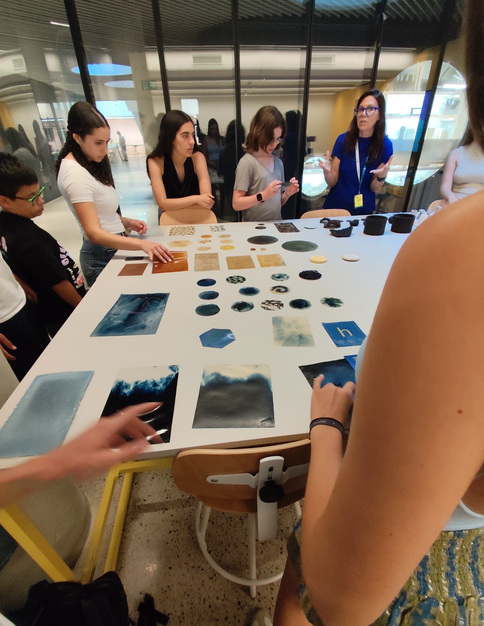 Joven trabajando con biomateriales en un taller de LCI Barcelona