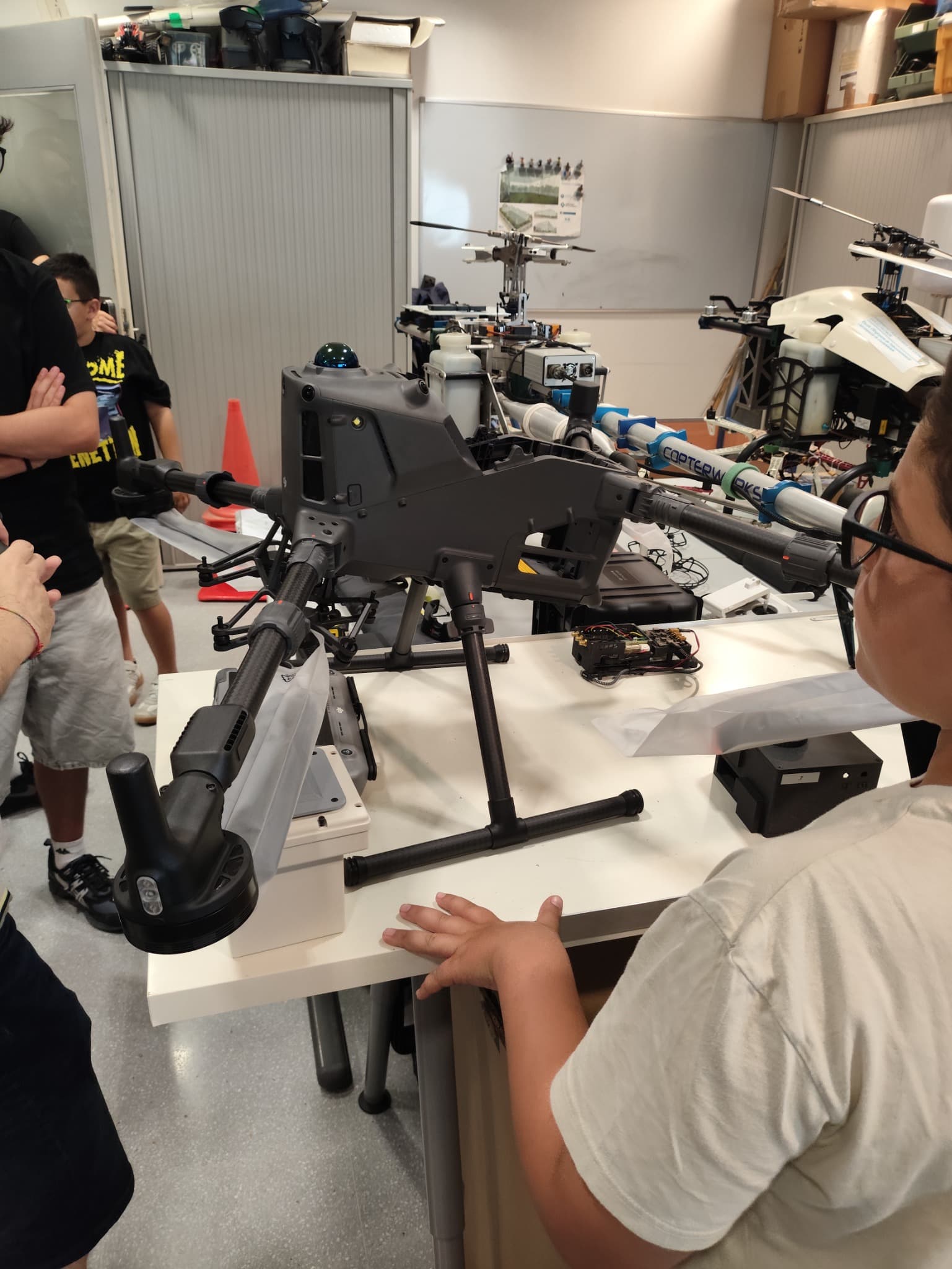 Jóvenes trabajando con drones en las instalaciones de UPC-EETAC