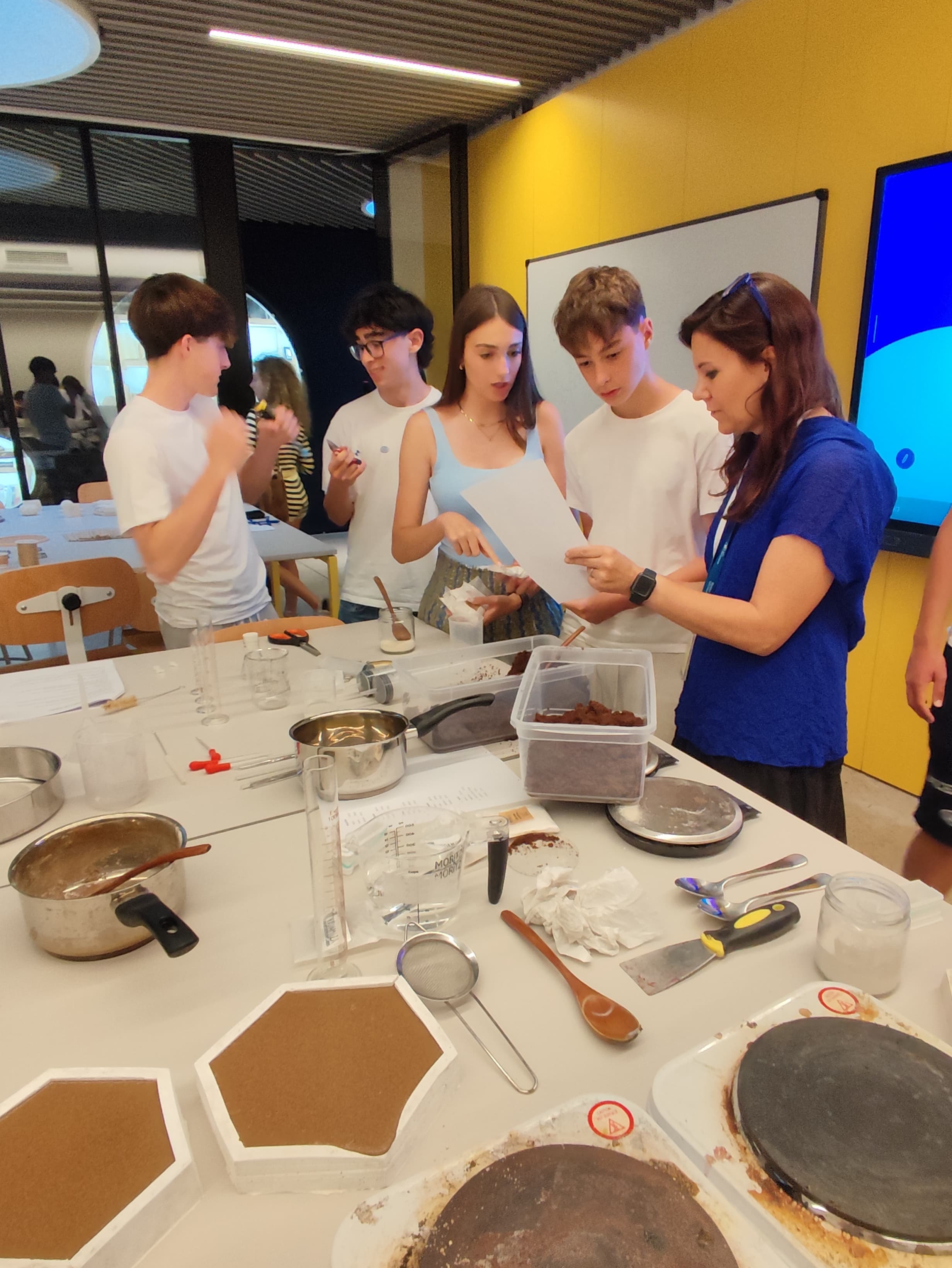 Grupo trabajando con biomateriales elaborados a partir de residuos alimentarios en LCI Barcelona.