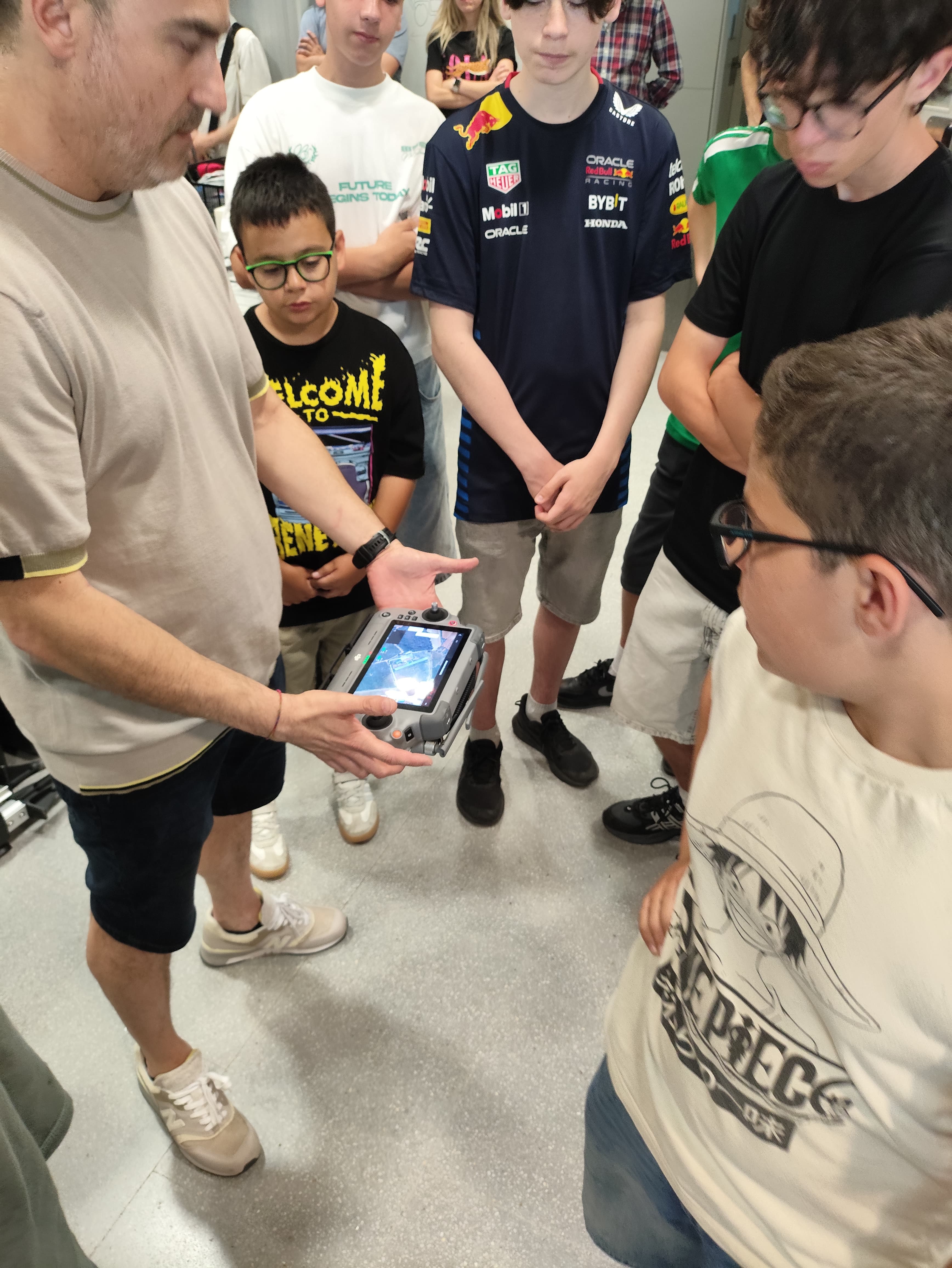 Grupo con mentor en la inmersión de ingeniería de UPC/EETAC.