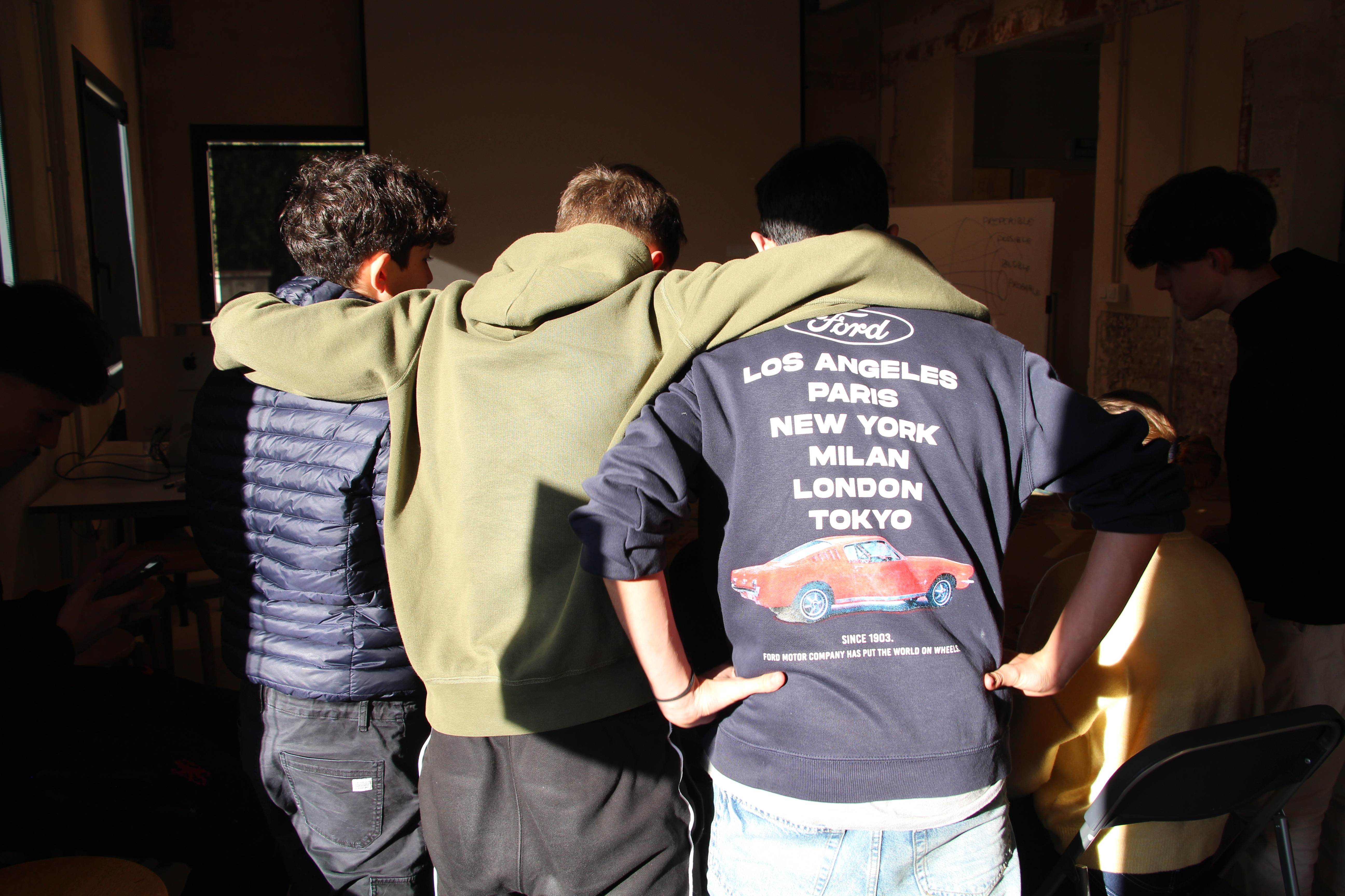 Grupo de jóvenes abrazados mostrando comunidad y pertenencia