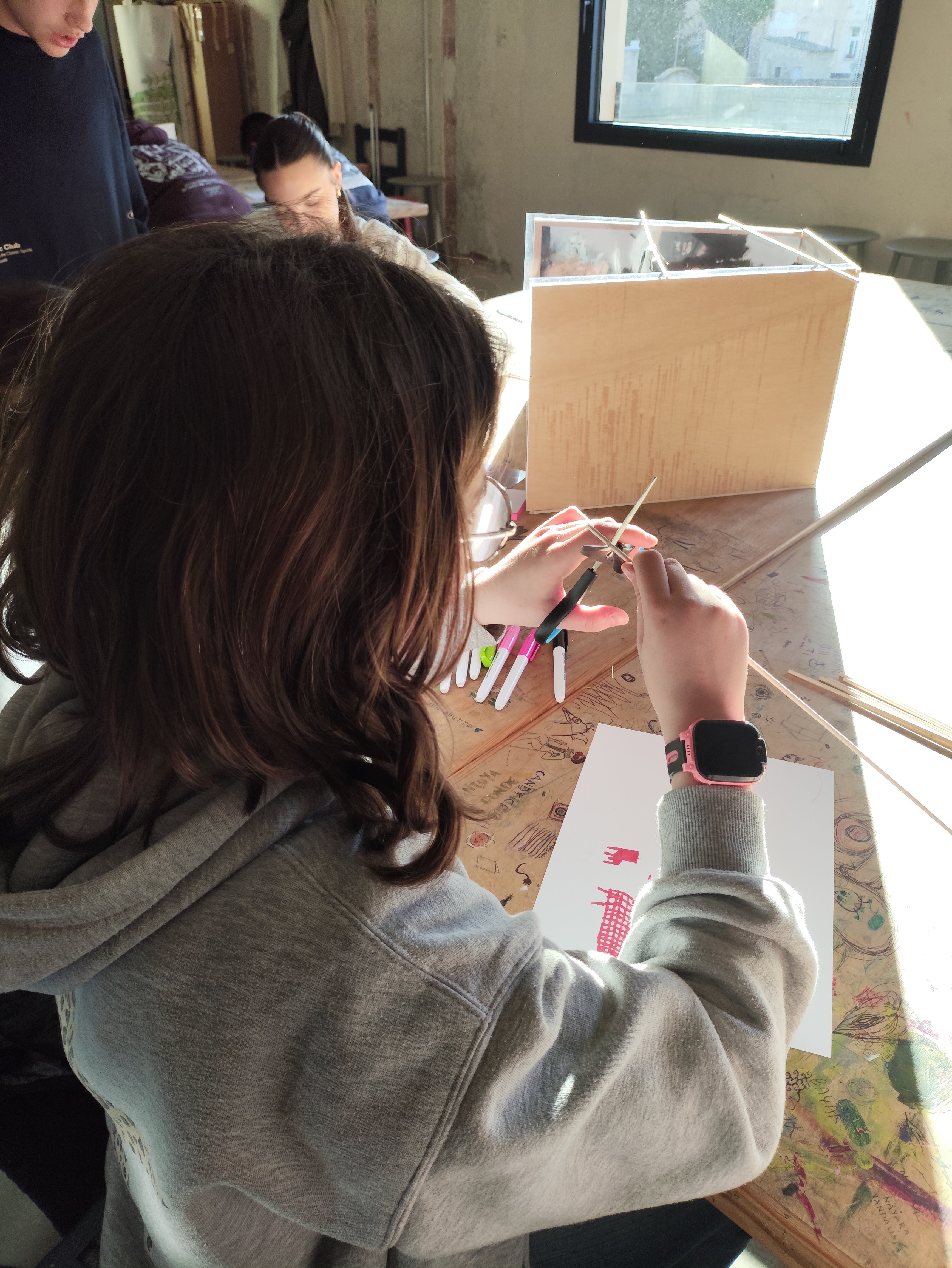 Alumna trabajando en proyecto creativo en taller Talentmood Junior