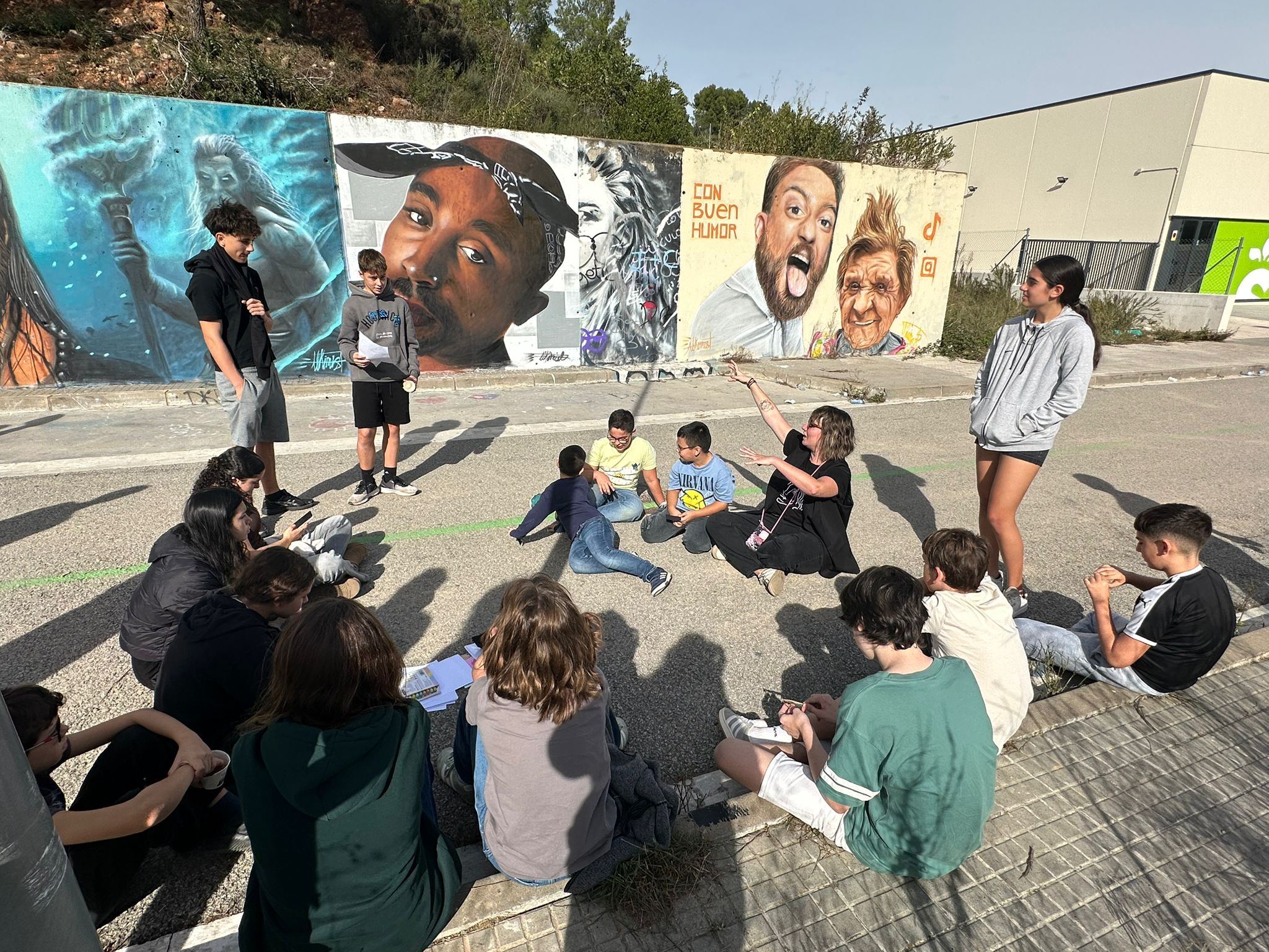 Jóvenes de Talentmood Lab en actividad de arte urbano al aire libre