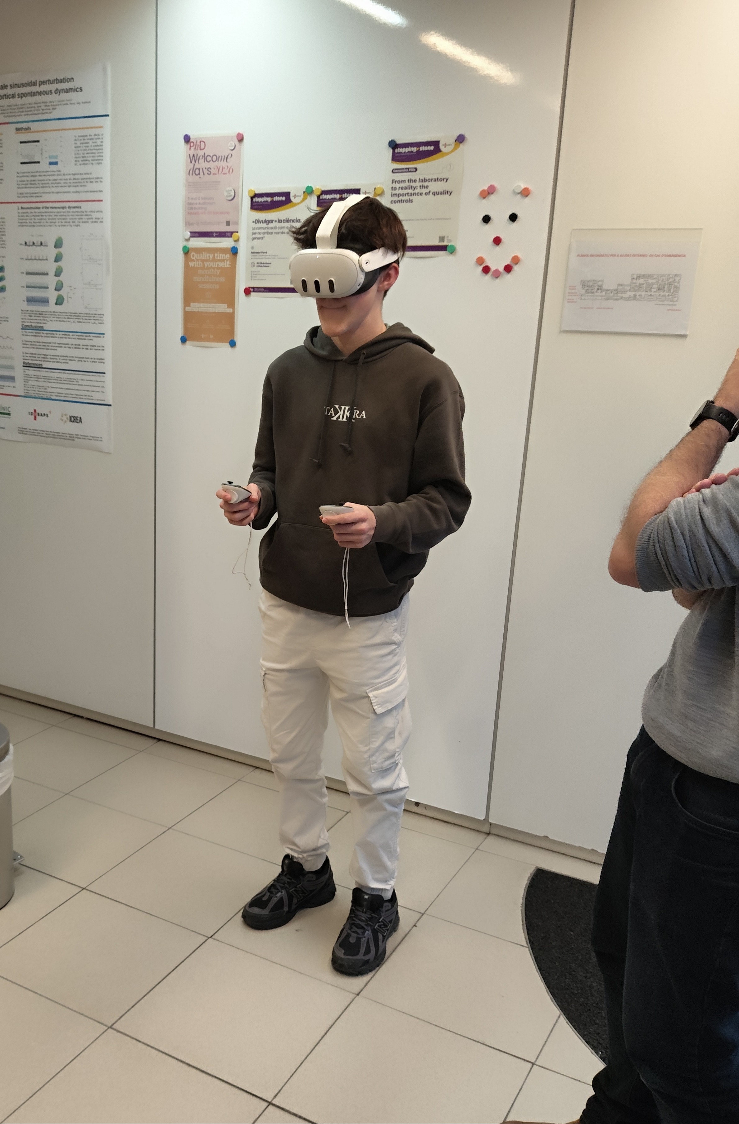 Joven usando gafas de realidad virtual en laboratorio IDIBAPS