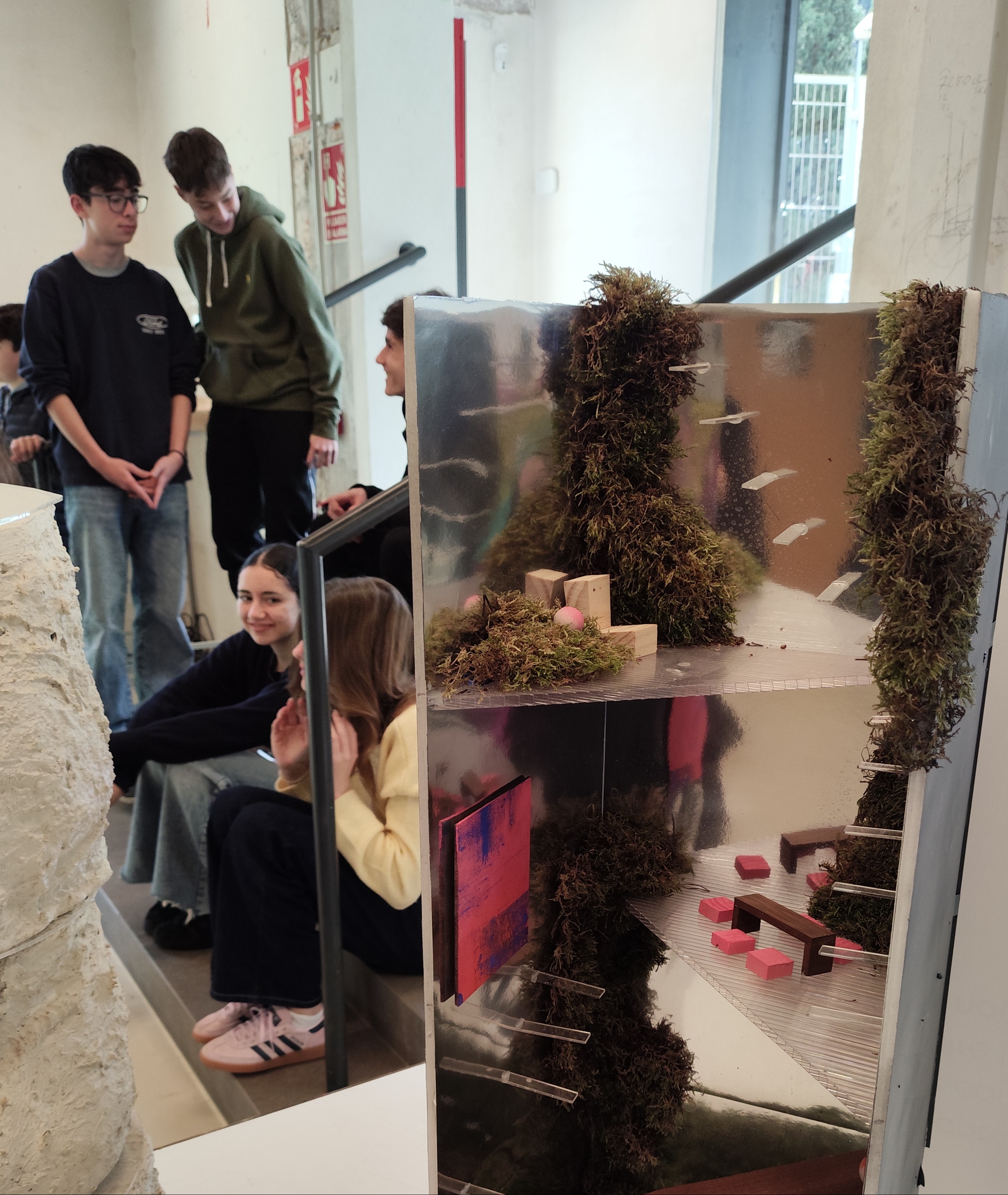 Detalle del diorama con espejo y musgo creado por estudiantes